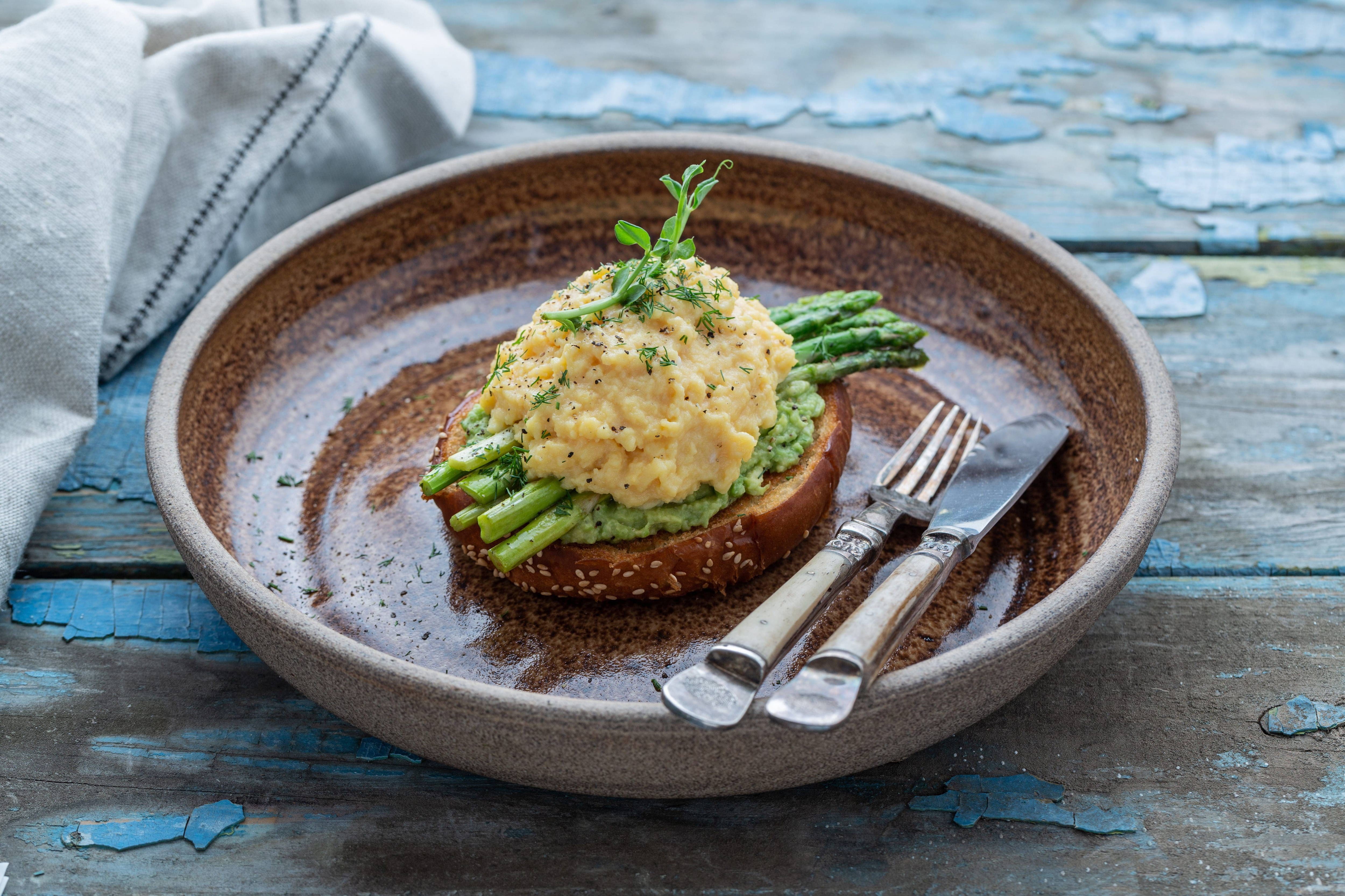SCRAMBLED EGGS with AVOCADO & ASPARAGUS